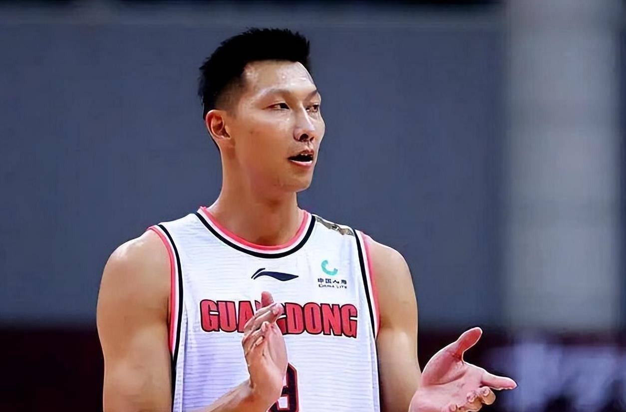 易建联在CBA联赛中表现抢眼，成为球队最强支撑