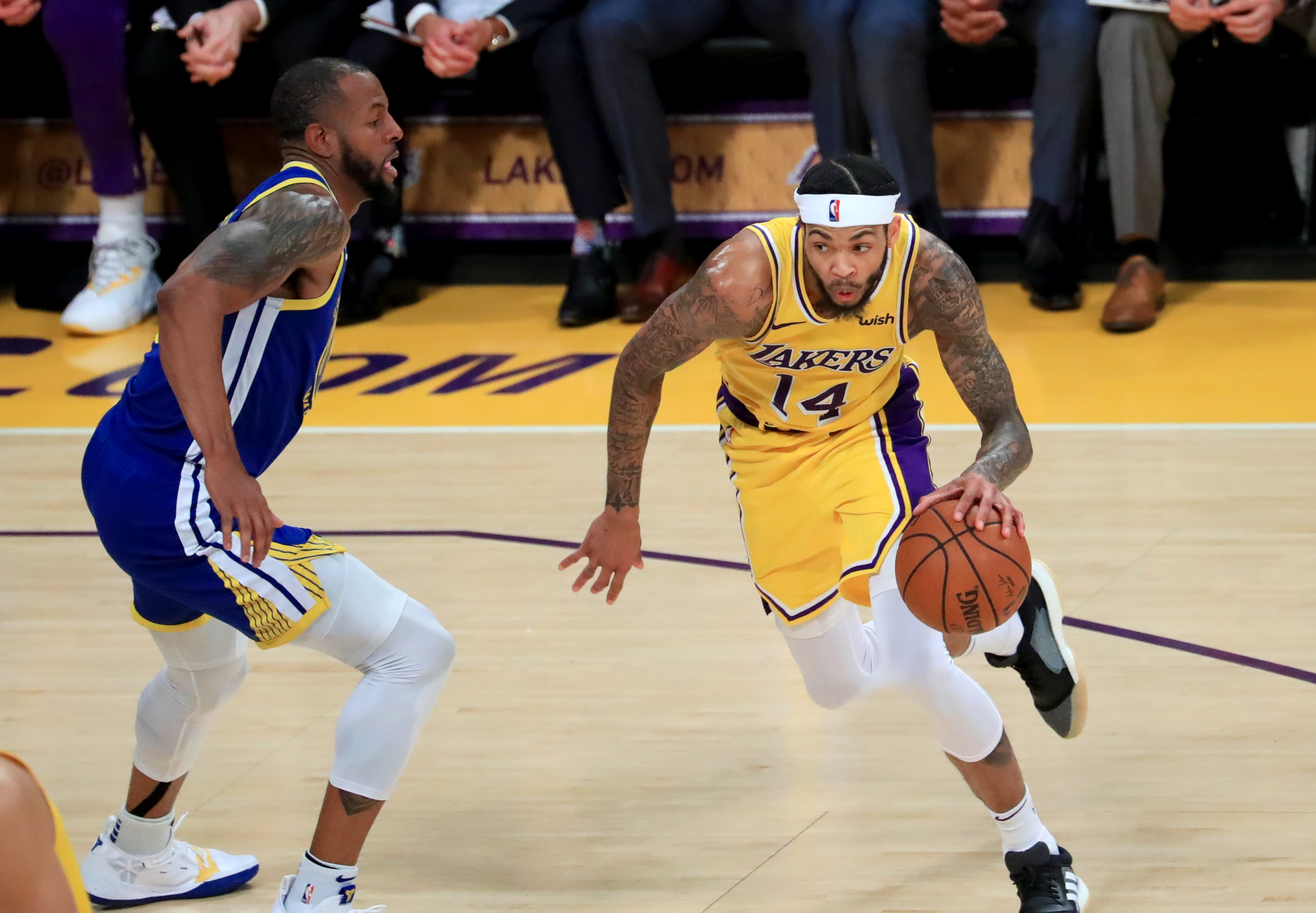 NBA常规赛开始：湖人首战力克勇士