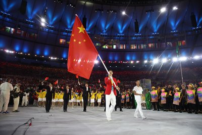 戴着国旗走向领奖台欢庆胜利